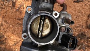 Такума. Накрылся датчик - меняй весь дроссельный узел!