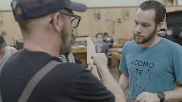 Learn what it takes to build a guitar with Roberto Venn смотреть онлайн