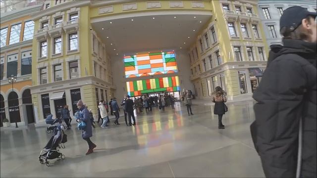 Парк "Остров Мечты". Борзый мент хватает за куртку. Охранник: "Я вас раз...бу".