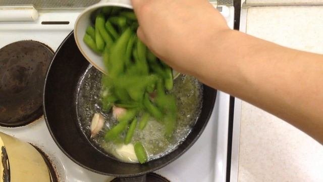 Гарнир из стручков молодого горошка