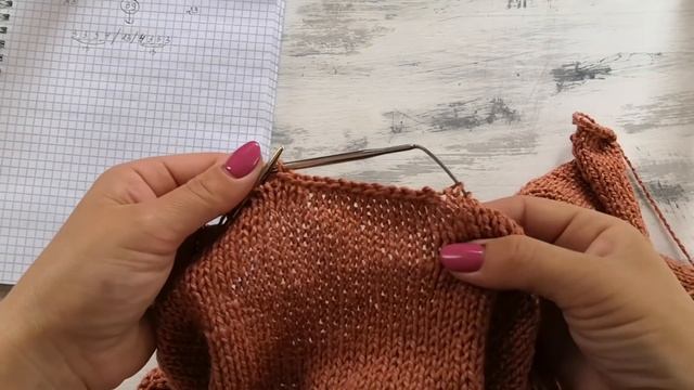 Вяжем простую летнюю майку спицами с ажурным узором.