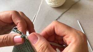 Как соединить две детали с разным рисунком спицами. Соединительный шов кромочными петлями.