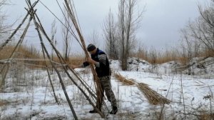 Как построить шалаш из тростника - камыша . одиночный поход . Костер в шалаше.
