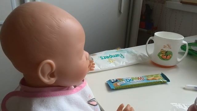 Ульяша кушает.