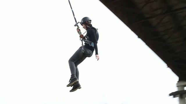 Роупджампинг на мосту - девочка прилипла к веревке смотреть онлайн