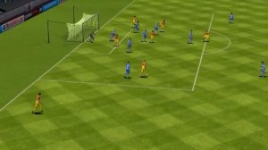 Andrés Iniesta finished short corner pass from Xavi Hernández in FIFA 13 iPhone/iPad