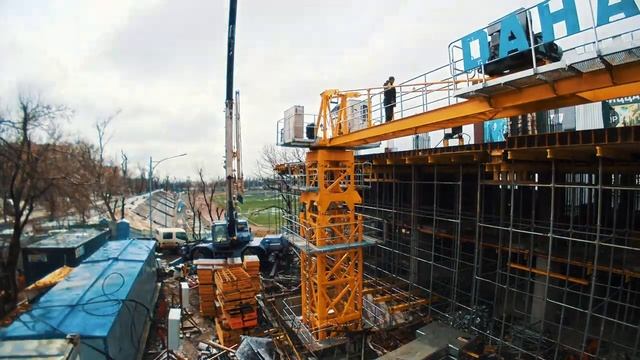 Процесс монтажа башенного крана на строительном объекте AURA Apartments смотреть онлайн