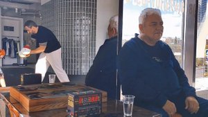 по пристальным взглядом деда меня тренирует папа