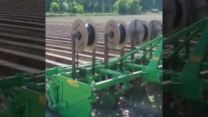 Техника укладки линии капельного орошения под почву, укладчик капельного полива от Колнаг видео.mp4