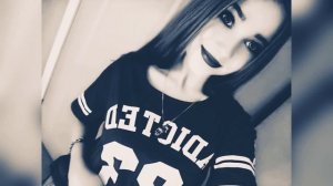 Она снова у входа...