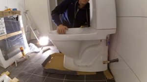 Установка напольного унитаза (приклеивание)