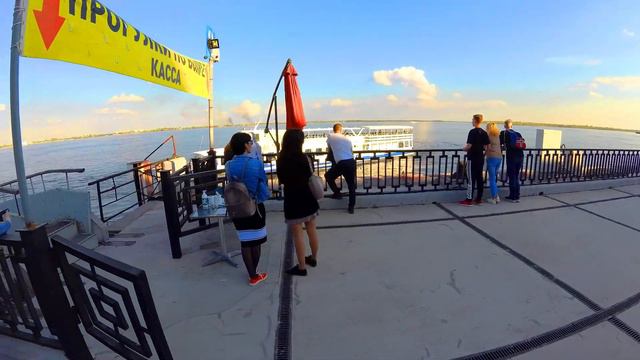 Корабли приплывают и уплывают в Речпорту Волгограда, улучшайзеры смотреть онлайн