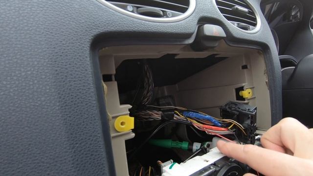Ford Focus Mk2 - Adding bluetooth audio & USB charging ports смотреть онлайн