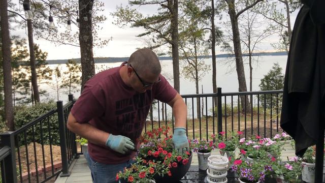 Making Hanging Baskets with Proven Winners Supertunia Vistas & Superbells смотреть онлайн