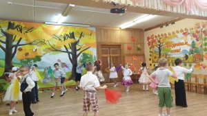 Вход на осенний утренник с платочками ???| Старшая группа детского сада