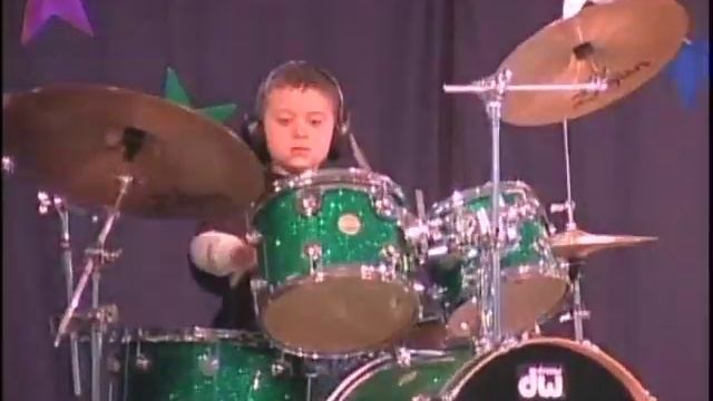 9 year old Harry Strunk plays Wipeout on drums live at his 3rd grade variety show. смотреть онлайн