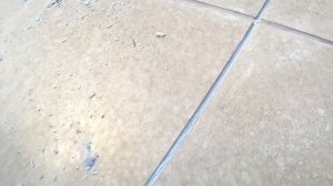 Меняем старую цементную затирку на эпоксидную.