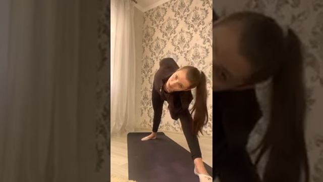 ЙОГА ДОМА. Растяжка ног и укрепление бедер. Часть 1 смотреть онлайн