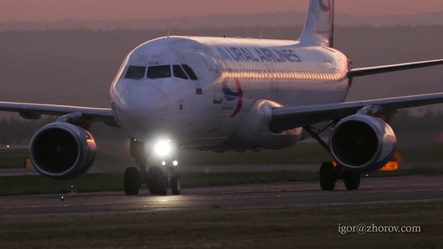 Эйрбас А320 авиакомпании “Уральские авиалинии” на рулении после приземления в аэропорту Казани.