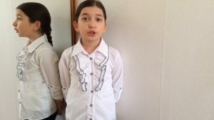 ПОСИДИМ В ТИШИНЕ. Читает Эмилия. "Мама спит, она устала... Ну и я играть не стала." Е. Благинина.