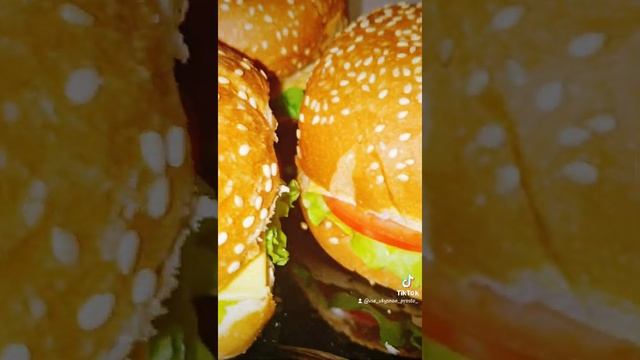 Бургер с беконом и сочной котлетой?? #бургер #бургердома #рецепт