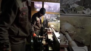 Режу резьбу на болте токарный станок 16к20