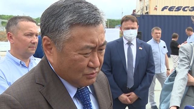 Зарплата не растёт, жилья – не хватает. Власть встретилась с работниками «Сухого порта» смотреть онлайн