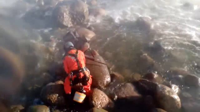 Спасение рыбака с камней в акватории Финского залива