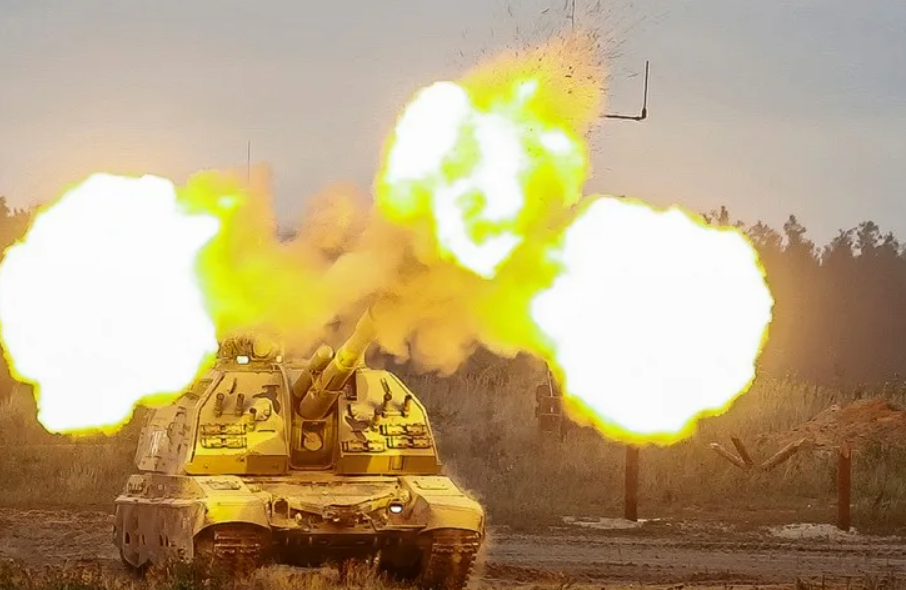 Расчеты самоходных установок «Мста-С» уничтожили украинские танки и БТР
