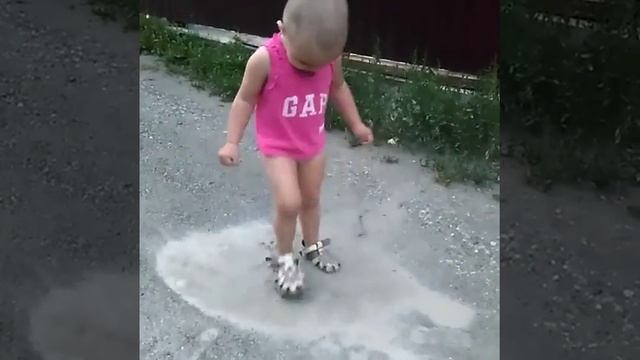 Свинка Пеппа.Любимое занятие детей-это лужи. смотреть онлайн