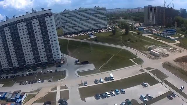 Съемка дрона SYMA Z6 с рук 16 этаж на IPhone SE 2020