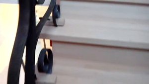 Деревянная лестница с кованными балясинами.