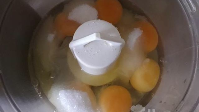 Пирог бисквитный с клубничным вареньем