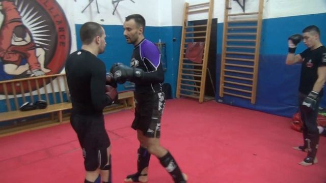 УХОДЫ ОТ УДАРОВ / ДЖЕБ, КРОСС, ОВЕРХЕНД, СДВОЕННЫЕ УДАРЫ