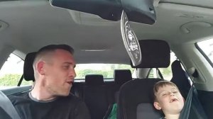 Отец и сын поют песню Фрэнка Синатры в машине