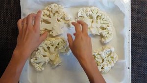 Стейки из цветной капусты с курицей, сыром и помидорами???