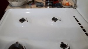 Чистящее средство :сода,соль,зубная паста,моющее средство для посуды,вода.