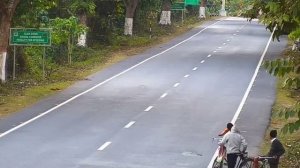 Леопард напал на велосипедиста в Индии и сбил его с велосипеда.