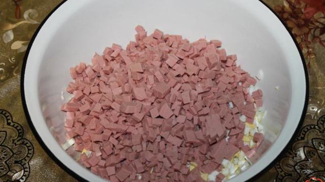 Окрошка на майонезе с вареной колбасой