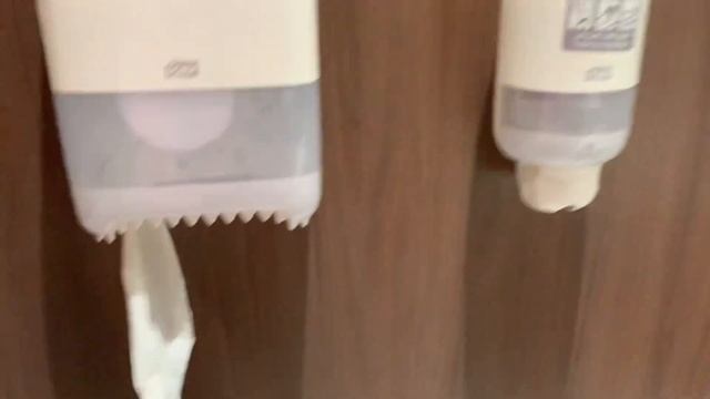Аэропорт в Дубаи. Если у вас длинный транзит- не беда. Wi-Fi, кафе, бутики..