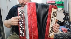 Как играть на баяне!? Урок номер 4 !!! Учим простую легкую песню! ?