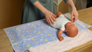 Сделать подгузник из пеленки легко!/ Как правильно пеленать ребенка?