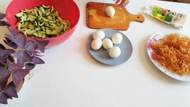 Очень вкусный САЛАТ.Өте дәмді тауық етінен салат.Қазақша рецепт. смотреть онлайн