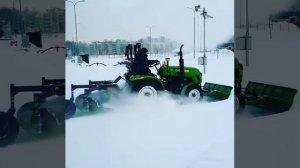 ?Мини-трактор CATMANN XD-300 4х4WD Работает с отвалом снеговым и щёткой коммунальной