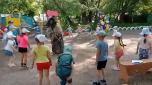 Спортивная игра с Бабой Ягой: "Удочка". Праздник "День защиты детей".