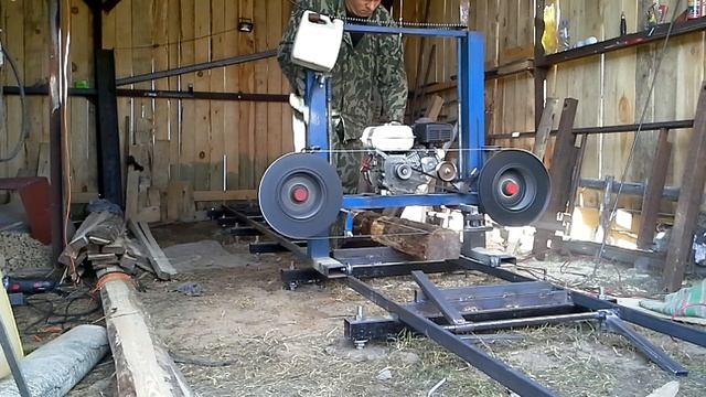 Ленточная пилорама с бензиновым двигателем 7 л.с.своими руками. Испытание. Первые пропилы. Ч.2 смотреть онлайн