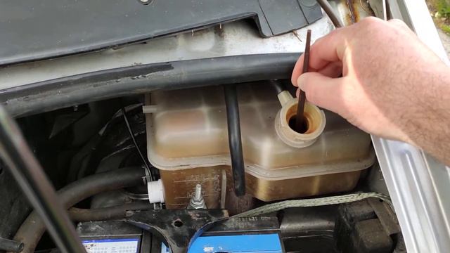 Checking the coolant level on a Mazda Bongo смотреть онлайн