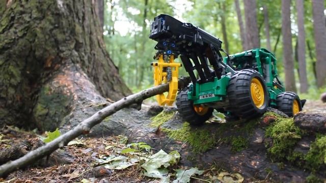 LEGO Technic John Deere 648L Skidder – ЛЕГО Техник Скиддер