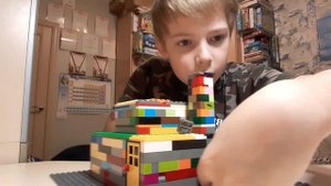 Двухэтажный домик-головоломка из LEGO