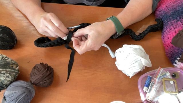 Новый коврик из старых трикотажных вещей. Очень простое вязание крючком. смотреть онлайн